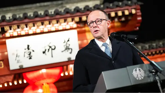 Bundeskanzler Friedrich Merz am Rednerpult bei einem Pressestatement vor dem Staatsgästehaus Diaoyutai.