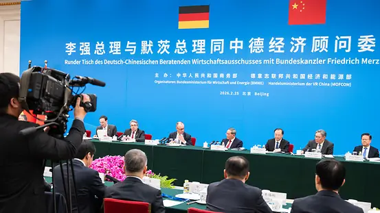 Das Foto zeigt Bundeskanzler Friedrich Merz und Li Qiang, Chinas Premierminister, bei einer Sitzung mit deutschen und chinesischen Wirtschaftsvertretern.