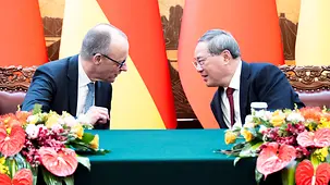 Bundeskanzler Friedrich Merz im Gespräch mit Li Qiang, Chinas Premierminister.