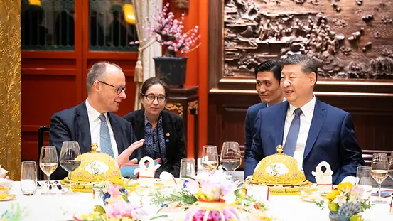 Kanzler Merz an einer Dinner-Tafel neben Chinas Staatspräsident Xi Jinping