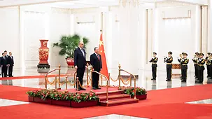 Federal Chancellor Friedrich Merz next to Li Qiang, China’s Prime Minister, at the reception in the Great Hall of the People.