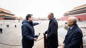 The photo shows Federal Chancellor Friedrich Merz visiting the Forbidden City.