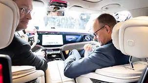 The photo shows Federal Chancellor Friedrich Merz next to Ola Källenius in a self-driving vehicle.