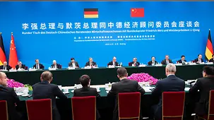 Federal Chancellor Friedrich Merz in conversation with business representatives at the round table of the Sino-German Economic Advisory Committee.