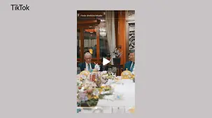 Kanzler Merz neben Chinas Staatspräsident Xi Jinping an einer Abendessentafel.