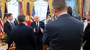 Bundeskanzler Friedrich Merz im Gespräch mit US-Präsident Donald Trump.