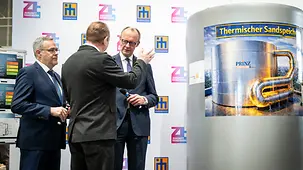 Bundeskanzler Friedrich Merz am Stand der Firma Prinz Thermotechnik GmbH.