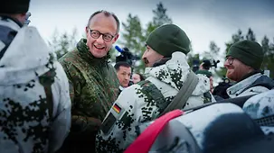 Bundeskanzler Friedrich Merz beim Besuch der Nato-Übung Cold Response.