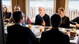 Bundeskanzler Friedrich Merz im Gespräch mit Jonas Gahr Store, Norwegens Ministerpräsident.