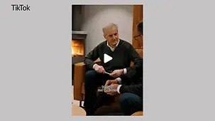  Norwegens Ministerpräsident Støre in einem Ledersessel. Im Hintergrund brennt ein Kamin, am rechten Bildrand sitzt Kanzler Merz.