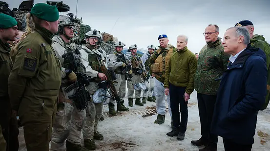 Bundeskanzler Friedrich Merz mit Jonas Gahr Store, Norwegens Ministerpräsident, und Mark Carney, Kanadas Premierminister, bei einer Nato-Übung