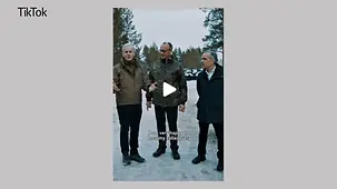 Bundeskanzler Merz zwischen Norwegens Staatschef Støre und Kanadas Staatschef Carney in einer Schneelandschaft. Merz trägt eine grüne Tarnjacke der Bundeswehr.