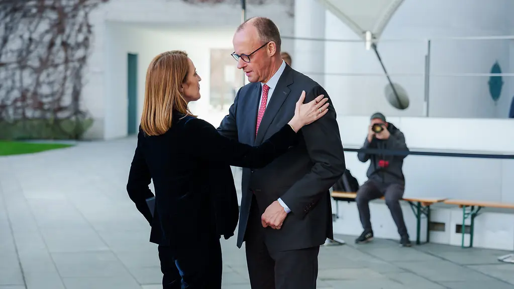 Bundeskanzler Friedrich Merz begrüßt Roberta Metsola, Präsidentin des Europäischen Parlamentes.