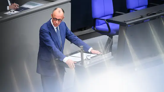 Bundeskanzler Merz am Rednerpult im Deutschen Bundestag.