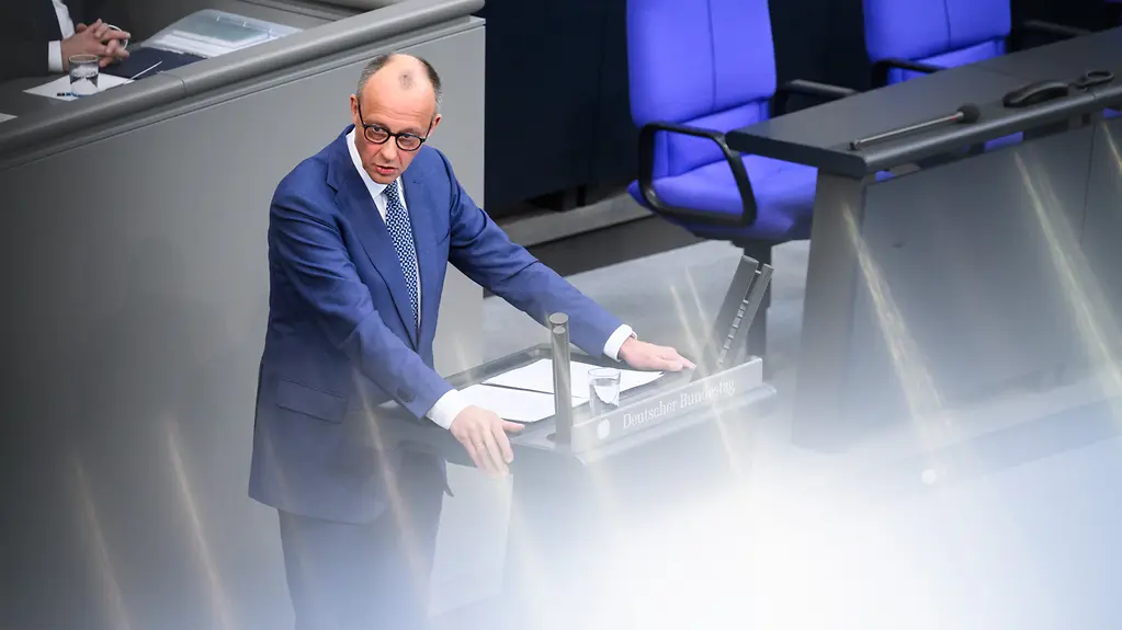 Federal Chancellor Merz at the lectern in the German Bundestag.