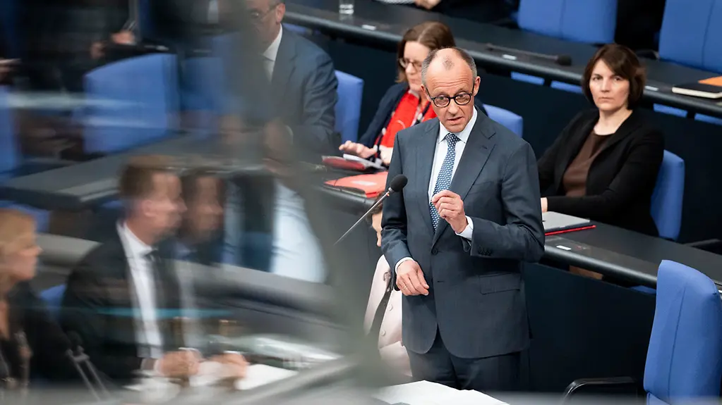The photo shows Federal Chancellor Friedrich Merz speaking in the Bundestag.