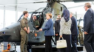 La chancelière fédérale Angela Merkel lors de sa visite de l'ILA.