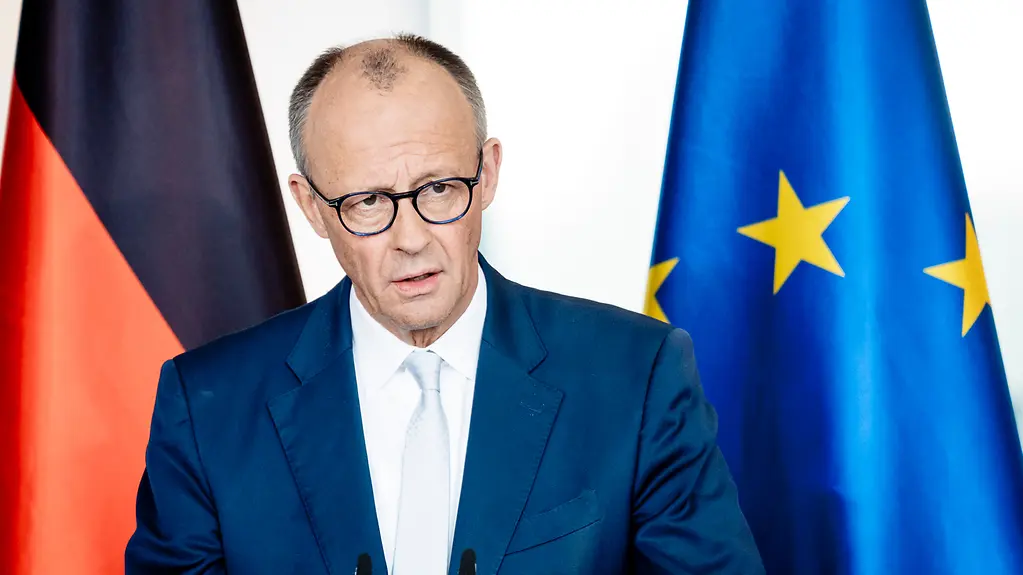 Nahaufnahme von Bundeskanzler Friedrich Merz bei einem Pressestatement.