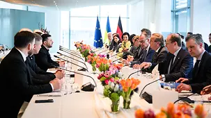 Das Bundeskabinett und die ukrainische Regierung an einem Besprechungstisch.