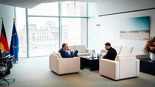 Kanzler Merz und Präsident Selenskyj im Kanzlerbüro.