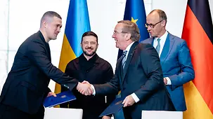 Kanzler Merz und Präsident Selenskyj hinter den Verteidigungsministern ihrer Länder, Pistorius und Fedorow.