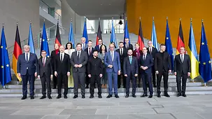 Die Regierungen Deutschlands und der Ukraine bei einem gemeinsamen Gruppenfoto im Kanzleramt.