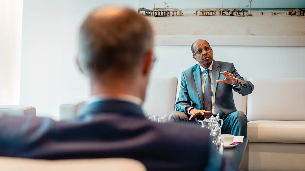 Bundeskanzler Friedrich Merz und Mahmoud Ali Youssouf, Vorsitzender der Kommission der Afrikanischen Union, im Bundeskanzleramt-