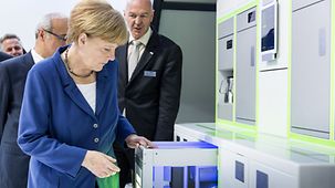 Bundeskanzlerin Angela Merkel beim Rundgang auf der ILA.