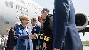 Bundeskanzlerin Angela Merkel beim Rundgang auf der ILA.