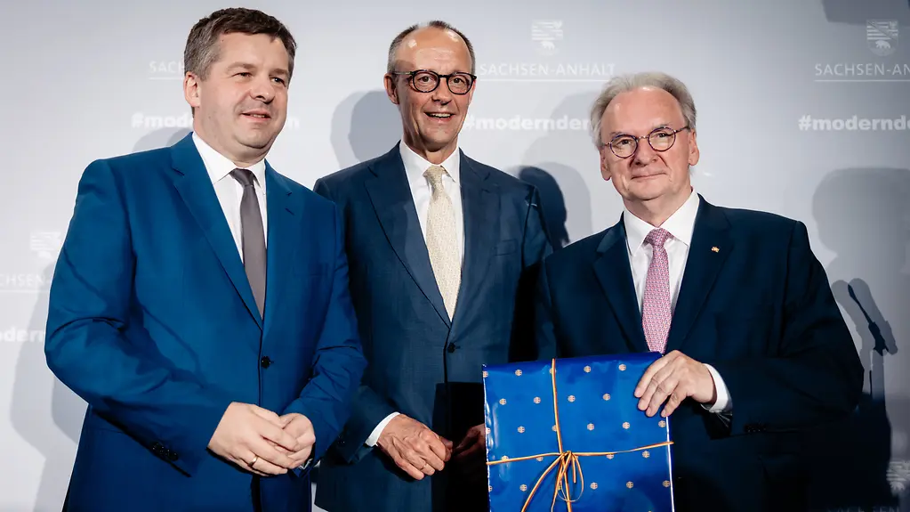 Bundeskanzler Merz mit dem Reiner Haseloff und Sven Schultze.