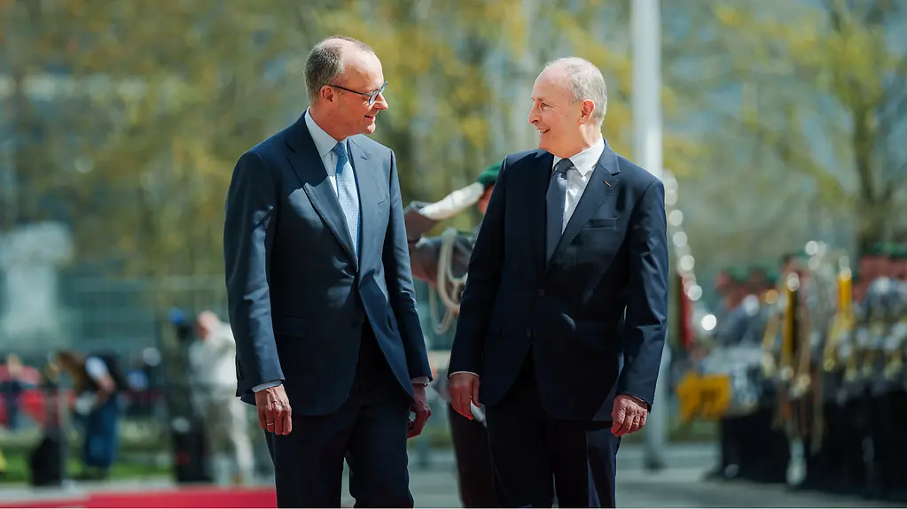 Bundeskanzler Merz und Irlands Premierminister Martin beim Empfang mit militärischen Ehren am Bundeskanzleramt.