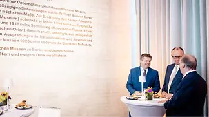 Bundeskanzler Merz im Gespräch mit Reiner Haseloff und Sven Schulze.