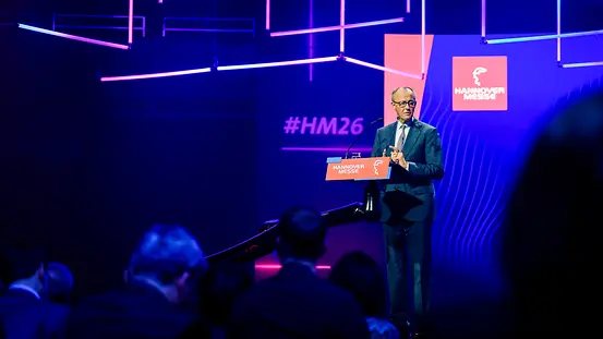 Bundeskanzler Friedrich Merz spricht auf der Bühne bei der Eröffnung der Hannover Messe. 