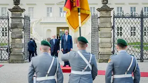 Der Bundeskanzler und der brasilianische Präsident vor der Ehrenwache der Bundeswehr. Im Hintergrund Schloss Herrenhausen.