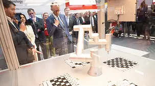 Bundeskanzler Merz beim Rundgang auf der Hannover Messe.
