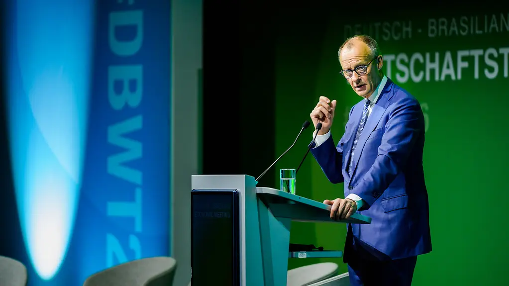 Bundeskanzler Friedrich Merz am Rednerpult