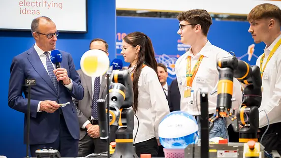 Federal Chancellor Merz on a tour of the Hannover Messe.