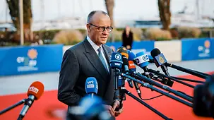 Bundeskanzler Friedrich Merz bei einem Pressestatement zu Beginn des EU-Rates.