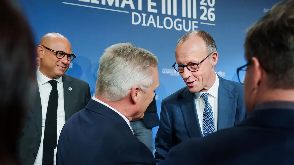Bundeskanzler Merz im Gespräch mit Teilnehmern,