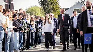 Bundeskanzler Friedrich Merz wird bei der Ankunft am Carolus-Magnus-Gymnasium von Schülerinnen und Schülern begrüßt.