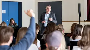 Stefan Kornelius, Sprecher der Bundesregierung, spricht zu Schülerinnen und Schülern.