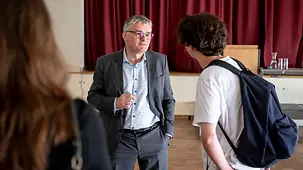 Stefan Kornelius, Sprecher der Bundesregierung, im Gespräch mit einem Schüler