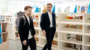 Steffen Meyer im Gespräch mit einem Schüler