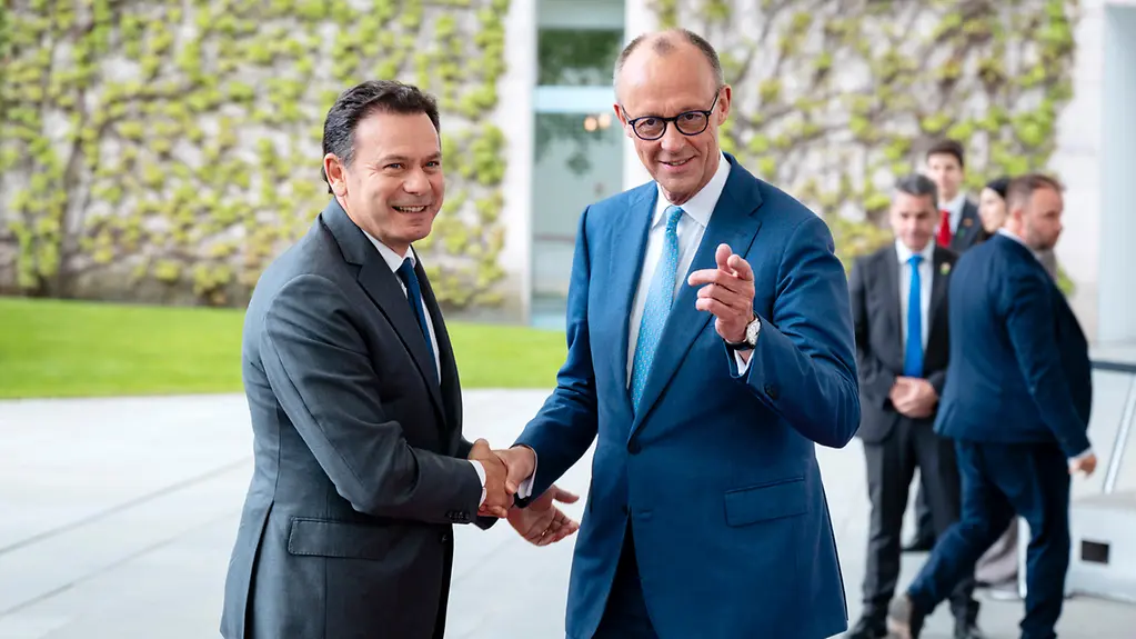 Halbnahaufnahme Begrüßung Bundeskanzler Friedrich Merz und Luis Montenegro, Portugals Premierminister, im Bundeskanzleramt.