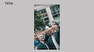 Kanzler mit Handy in der Hand während eines Selfies mit unter anderem Digitalminister Wildberger