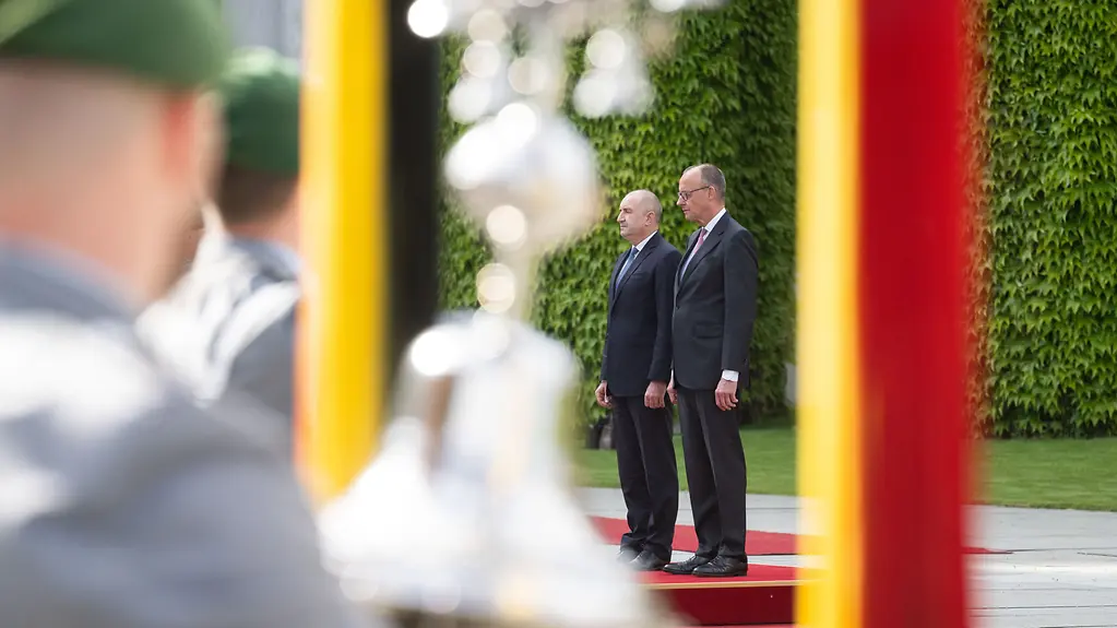 Bundeskanzler Merz und Ministerpräsident Radev beim Empfang mit militärischen Ehren.