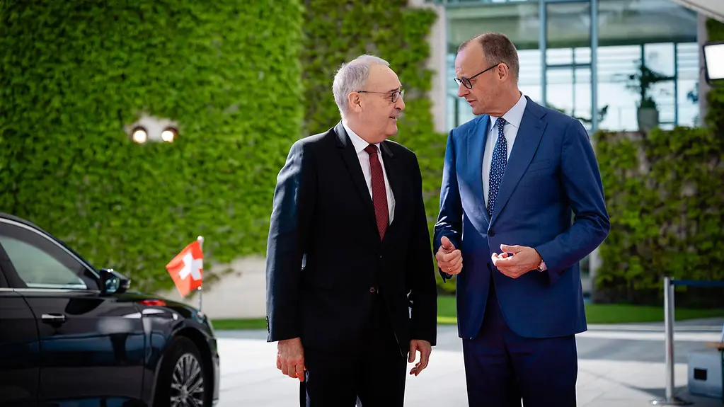 Bundeskanzler Friedrich Merz begrüßt Guy Parmelin, Bundespräsident der Schweiz, im Bundeskanzleramt.