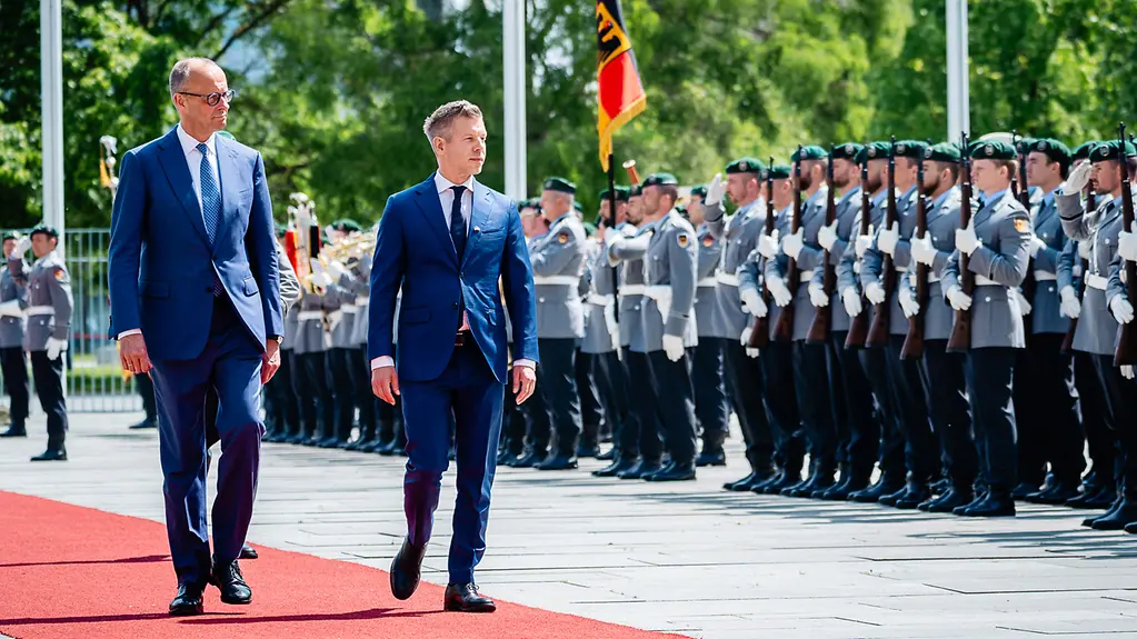 Bundeskanzler Merz der ungarische Ministerpräsident Péter Magyar bei militärischen Ehren im Kanzleramt. 