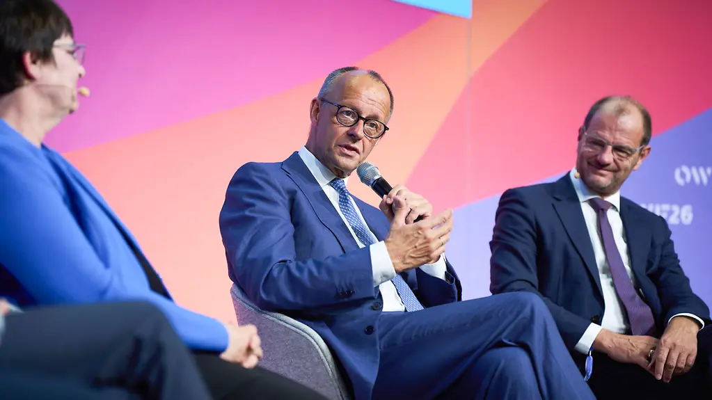 Bundeskanzler Friedrich Merz spricht auf der Bühne beim Ostdeutsches Wirtschaftsforum.