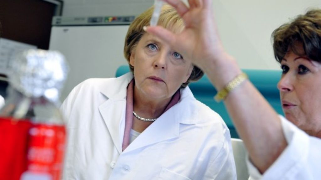 Bundeskanzlerin Angela Merkel im Labor